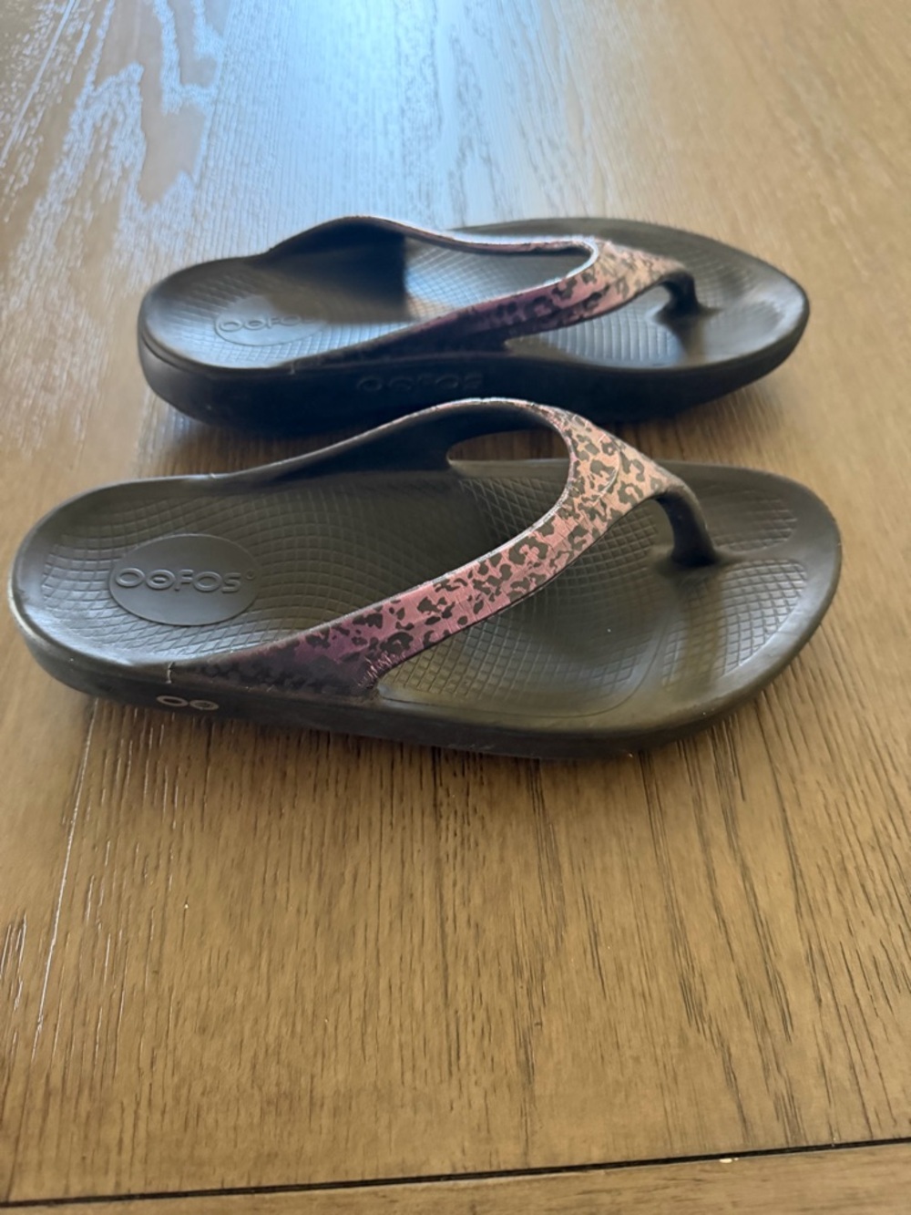 OOFOS Black Sandals with Pink Accent